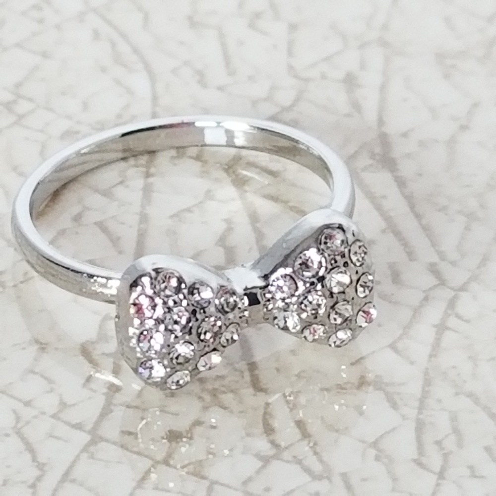 Bow Cocktail Ring Size 8 rhinestones  silver hy*po allergenic Charming Charlie *